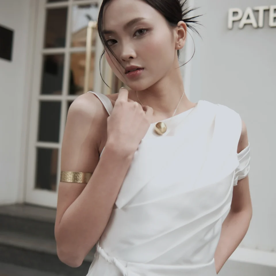 Dây chuyền The Sun phối váy lụa