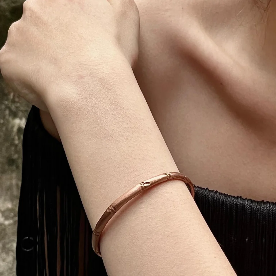 vong_tay_cham_tre_vang_0002_crop